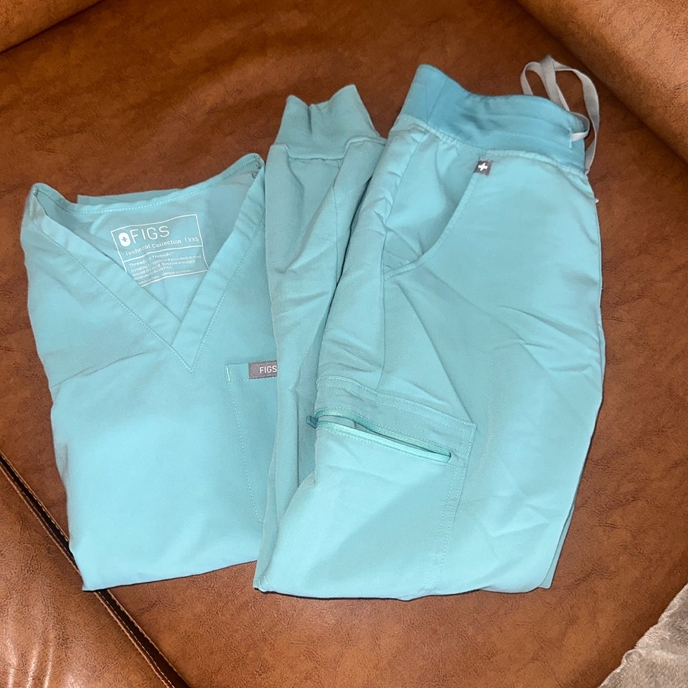 Light blue figs scrub set